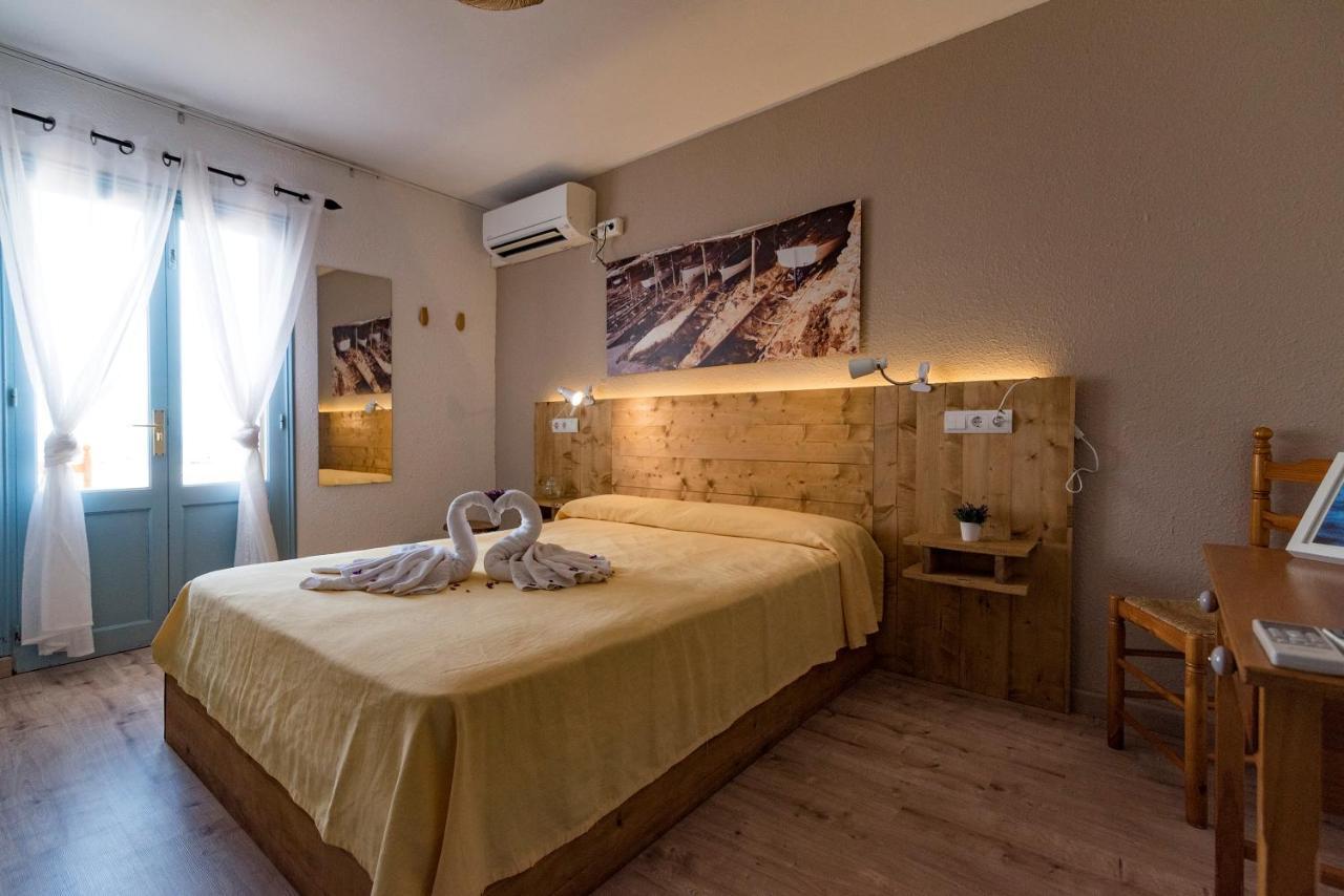 Hostal Santi Es Calo  Εξωτερικό φωτογραφία